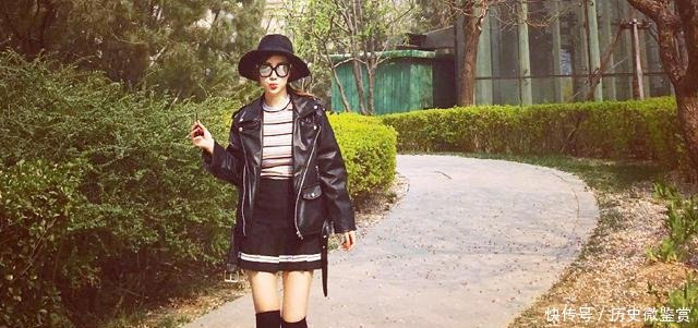 李小璐俏皮少女装接甜馨, 网友穿这样去幼儿园