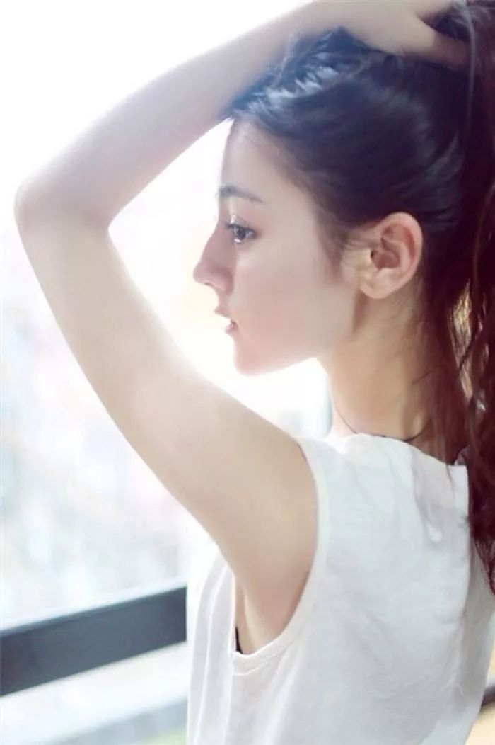 迪丽热巴已签订对赌协议?赖弘国不把阿娇当回