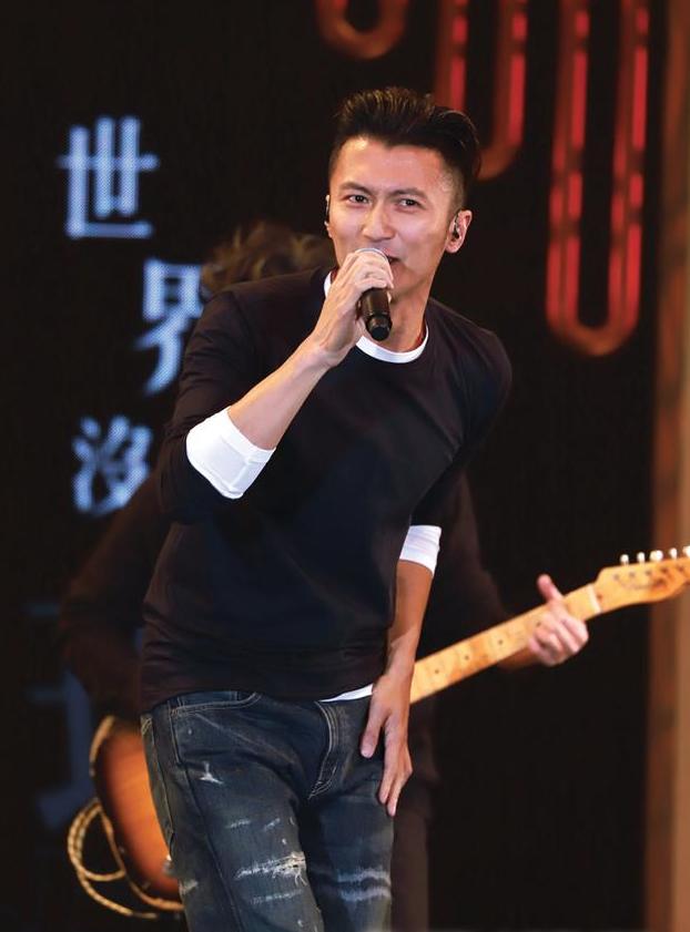 谢霆锋香港颁奖礼现场演出反响热烈,承诺筹备