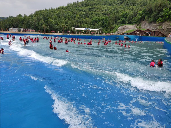 【组图】冰川溶洞空中飘 嬉水踏浪搏海啸