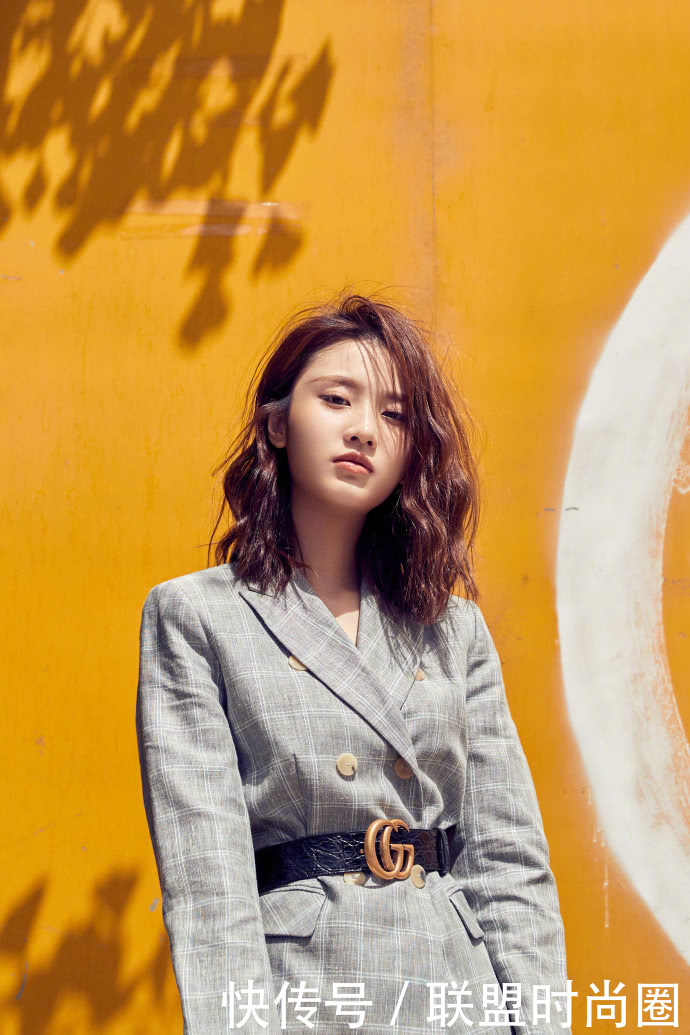 张慧雯为了显身材,香奈儿腰带勒得好紧,网友:看