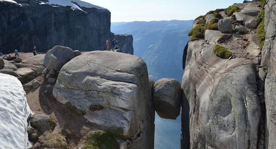 挪威一处有名的景点,有勇者才敢走的奇迹石,也