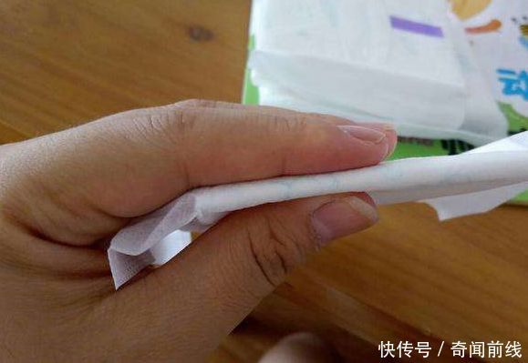 女友来例假，让男友帮忙买卫生巾，拿到东西后，让她哭笑不得