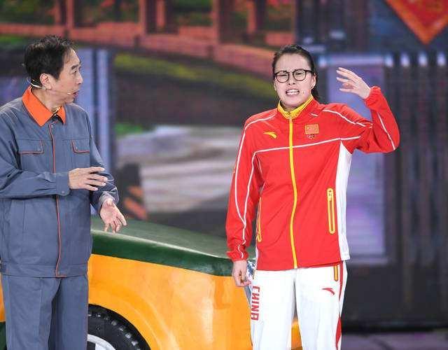 傅园慧一家三口合照罕见曝光, 母女二人像是一