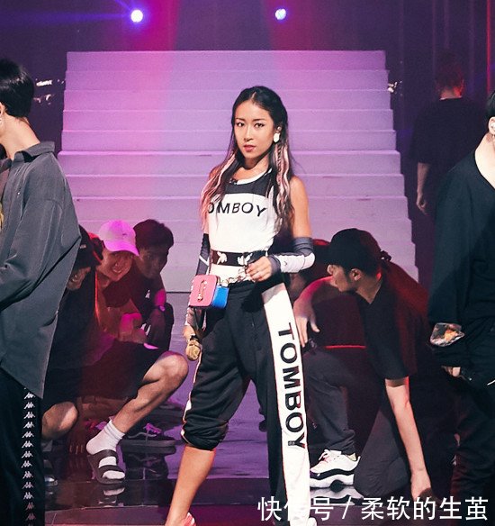 吉克隽逸为了美真拼!穿一双玻璃鞋现身,不怕