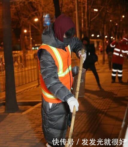 易烊千玺清晨5点清扫街道,感受北京的冬,粉丝