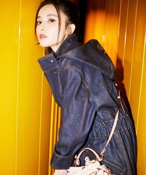 古力娜扎太会穿!竟把裤子塞到袜子里,帽子的字