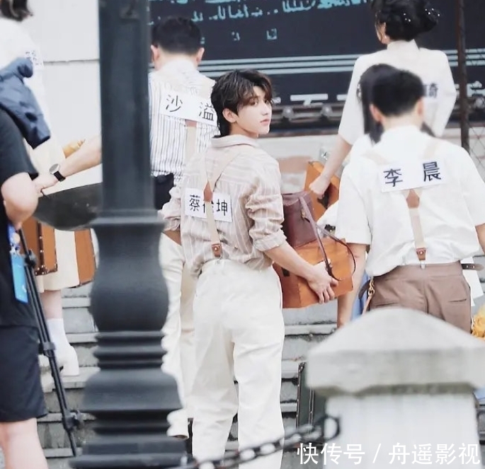 《跑男9》末期出路透,全员挑战国民装,蔡徐坤卷毛造型