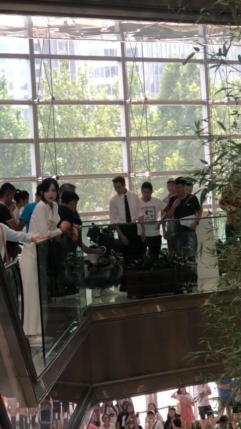 网友晒照在购物中心偶遇陈伟霆和古力娜扎很激