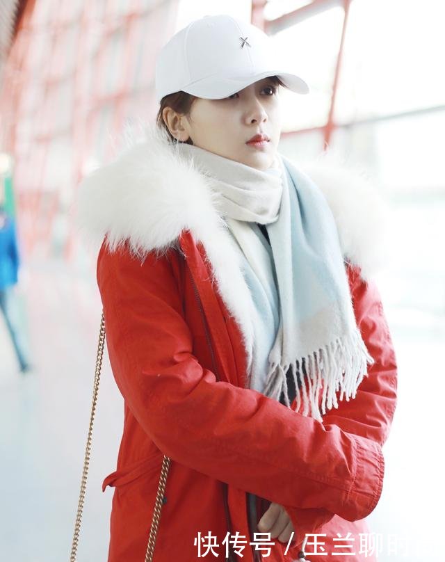 杨紫身穿大红色羽绒服走机场,时髦亮眼!抓拍图