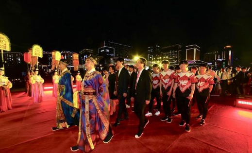 LOL:WE战队入驻古城 西安再现百架无人机灯光秀