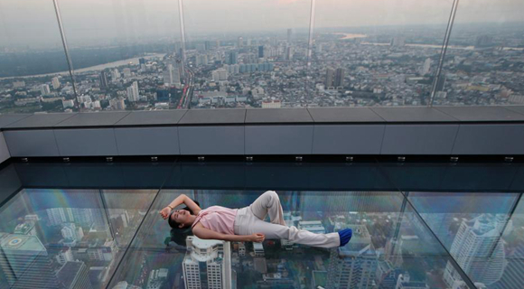 泰国曼谷第一高楼玻璃空中步道对外开放