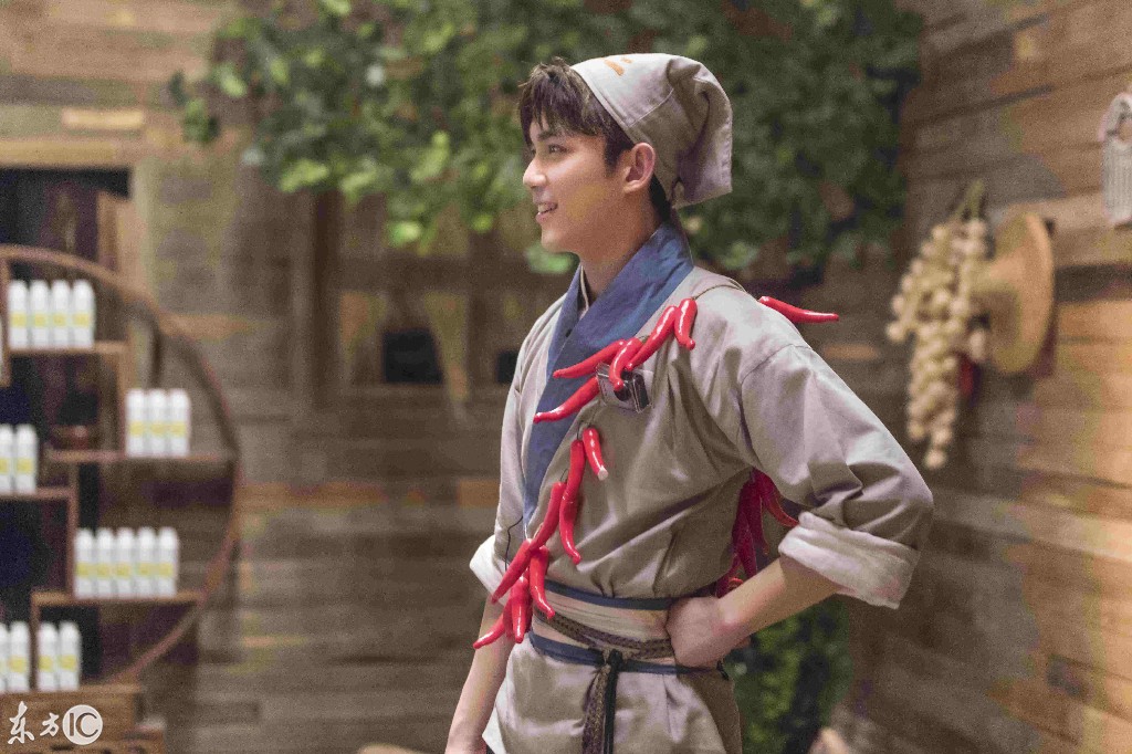 《我是大侦探》剧照 吴磊造型独特玩穿越