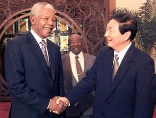 为什么有人说曼德拉把南非从发达国家搞成发展