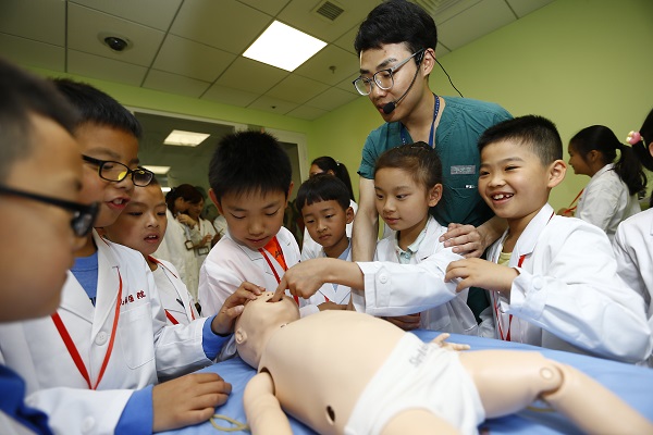 小学生变身\＂见习小医生\＂ 体验医生是怎么炼成的