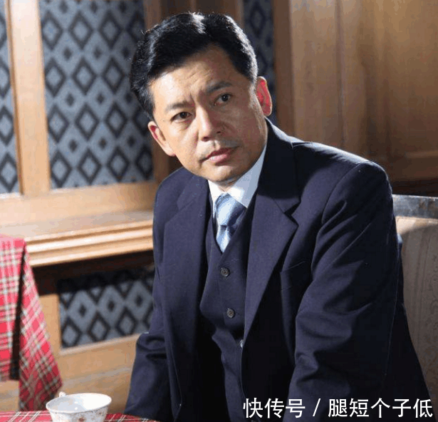 国家一级演员何政军全家福近照, 与妻携手25年