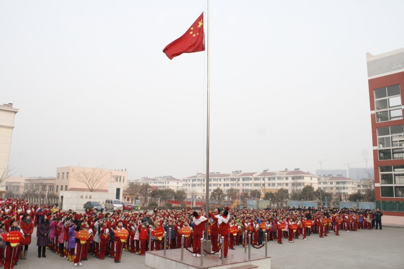 世界上最搞笑的边界:每日升旗印巴士兵,似相爱相恨