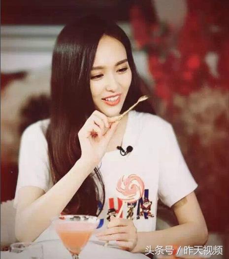 唐嫣带父母外出旅游,自拍时被反射的墨镜出卖