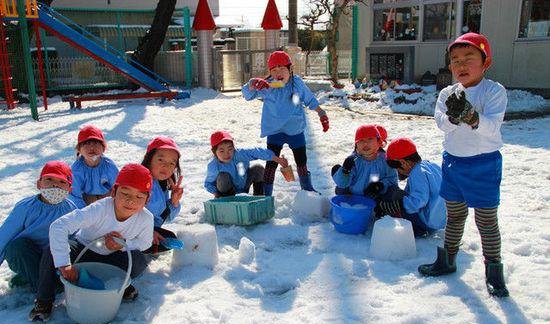 为什么日本的小孩冬天都穿很少光着脚不怕冷吗