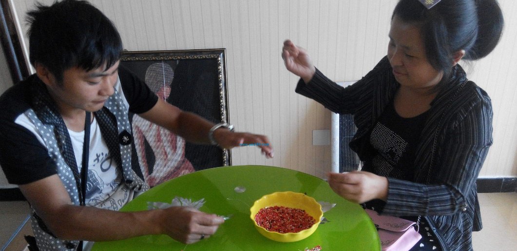 老公打了妻子一顿,妻子果断离婚,看到银行卡余