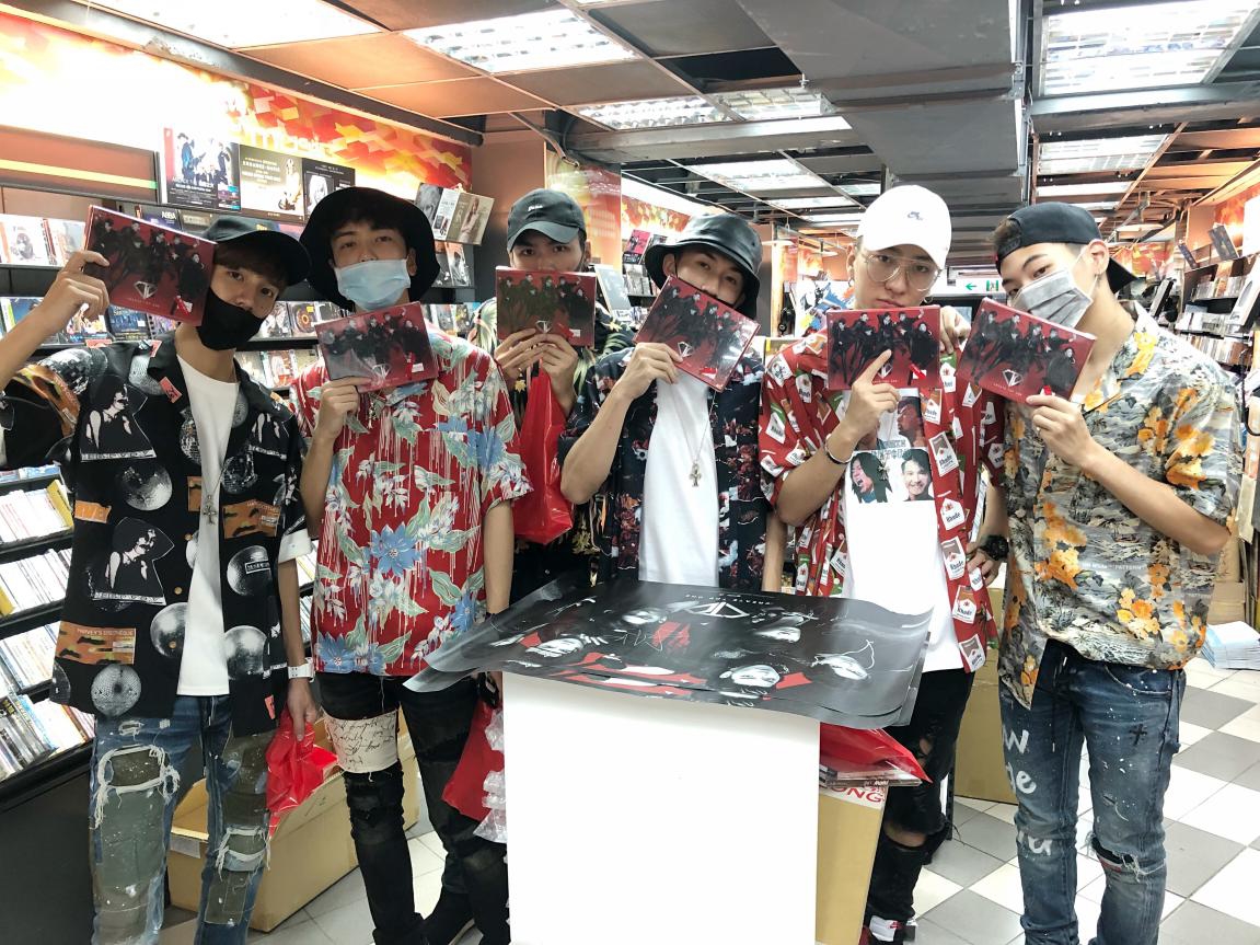 C.T.O男团签唱疯狂粉丝冒雨扫货 罗志祥现场排队买专辑