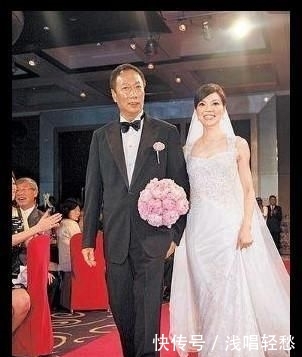富士康老板郭台铭与和24岁妻子合影, 一个满脸