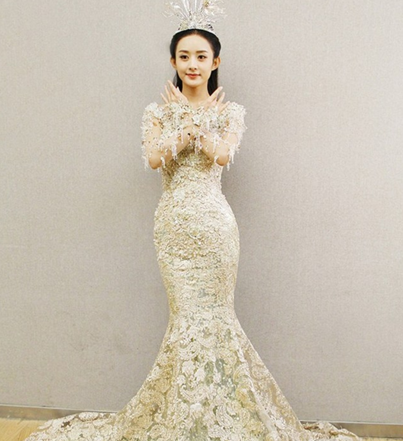赵丽颖成为金鹰女神的时候身着金色鱼尾裙,身材娇小的 赵丽颖