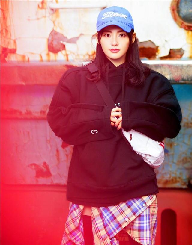 张嘉倪冬季街拍造型,卫衣配过膝长筒靴尽显搭