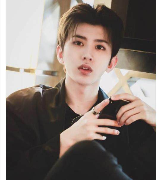 蔡徐坤风格大变,有颜值就是任性,每天一种不同