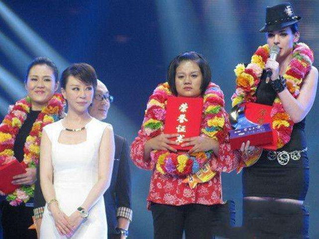 天生残疾被抛弃,27岁火遍全国,如今却不认亲生