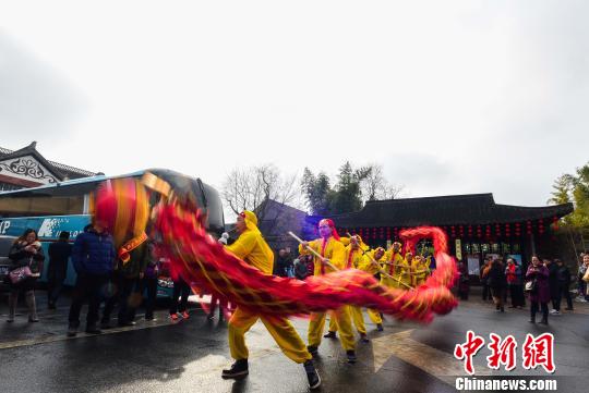 江苏扬州古城少了鞭炮更宁静干净 年味依然浓郁