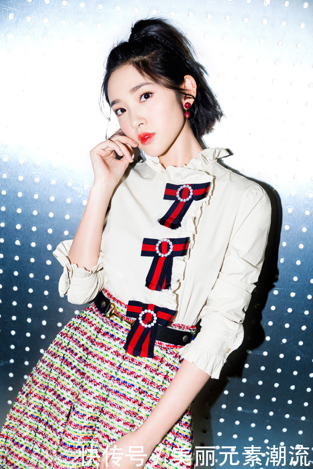 唐艺昕出席活动,深V领开到肚脐眼,张若昀看了