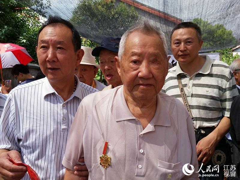 【相關(guān)圖片】南通退伍軍人自掏腰包設(shè)專項(xiàng)基金救助抗戰(zhàn)老兵