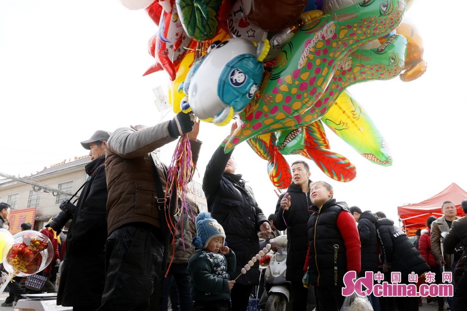 临沂小镇万人过年赶大集 外地人淘实惠当地人赶心情