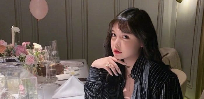 韩安冉和之前互撕对象领证,表情却暴露内心想