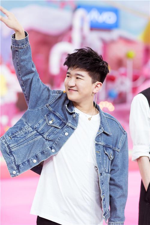 活动中张大大与郭碧婷亲昵,网友:看到张大大就