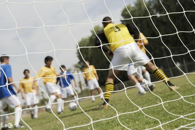 学习足球技术的开始阶段就要重视无球技术的学