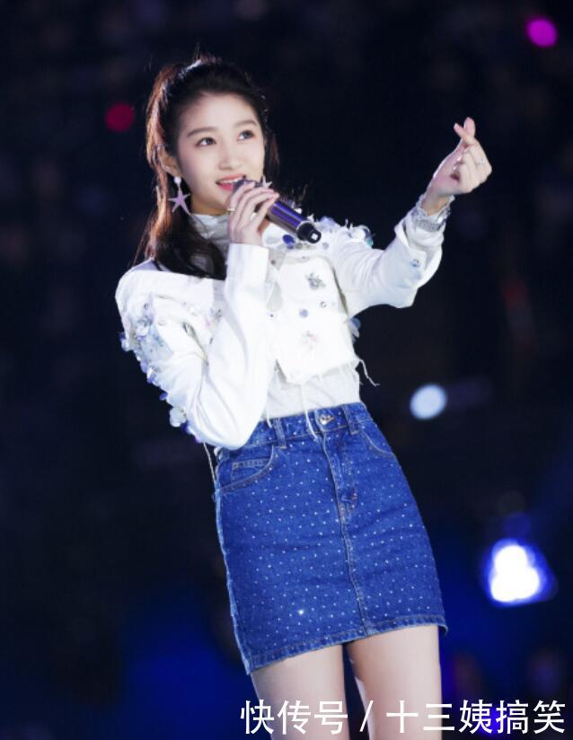 关晓彤撞上迪丽热巴,同穿包臀裙,网友这就是女