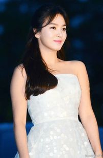宋慧乔是1981年出生的韩国影视女演员,1996年,参加smart模特大赛并