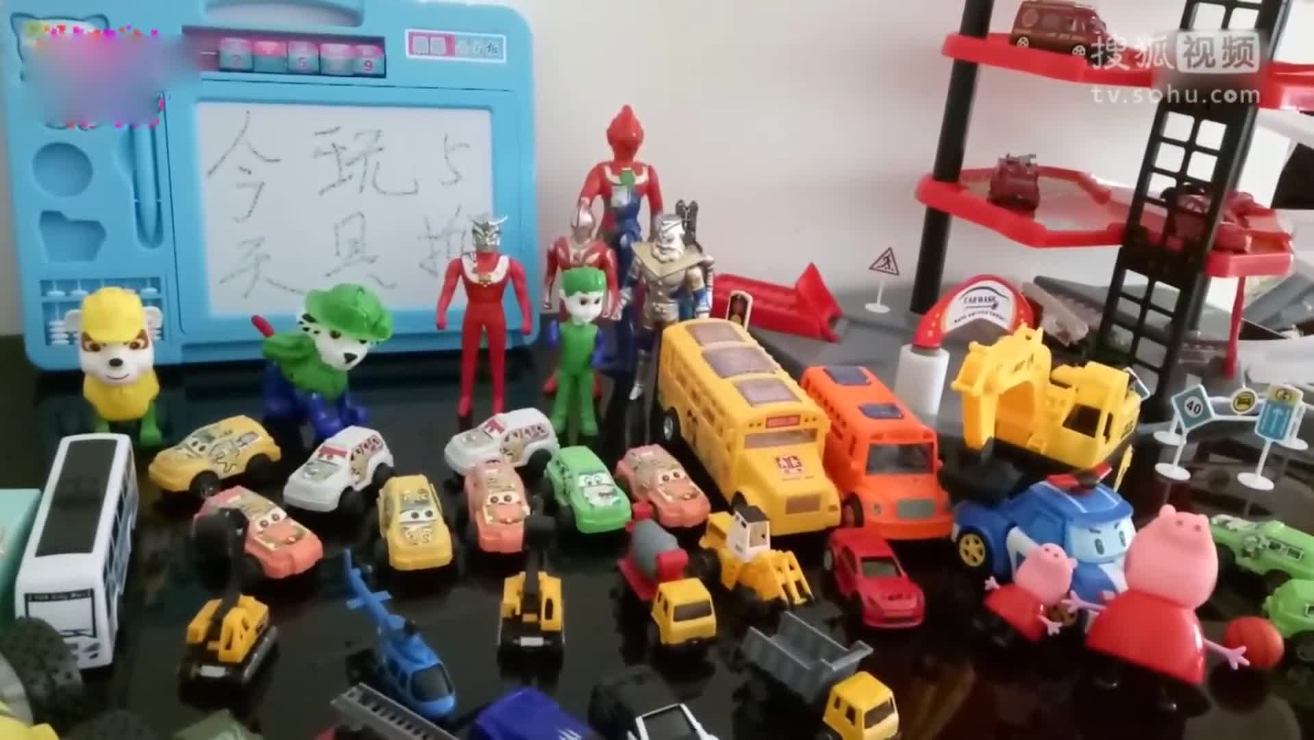 小猪佩奇到玩具店买玩具 工程车 校车 奥特曼 小轿车