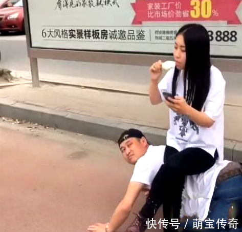 大街上，一美女坐男子身上吃雪糕，真相引发热议！