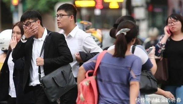 甲有5套房收租度日,乙有1套房上班,丙租房卖菜