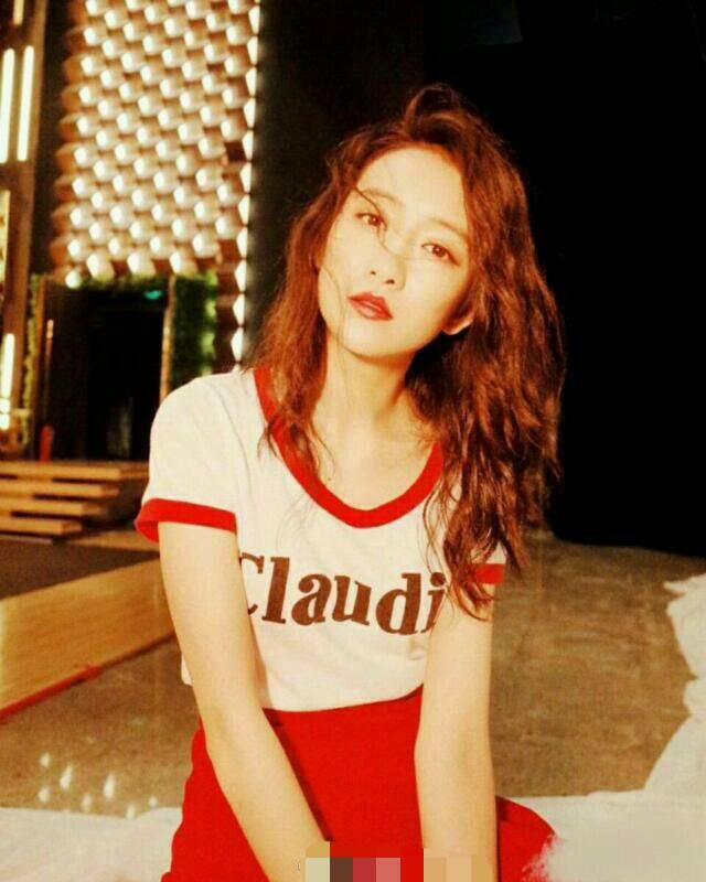 杨幂王鸥撞衫了,网友:谁好看要刘恺威来说!