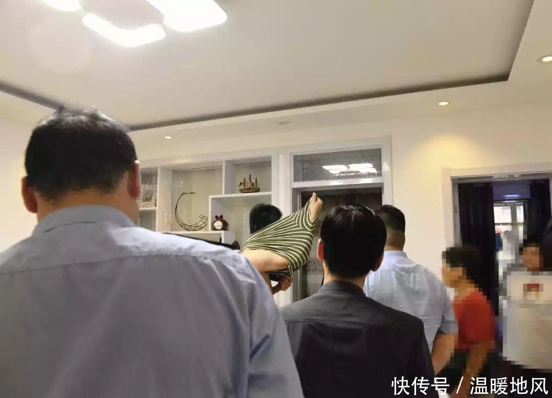 小伙撞人后装穷8年只赔2000,结婚买房样样不