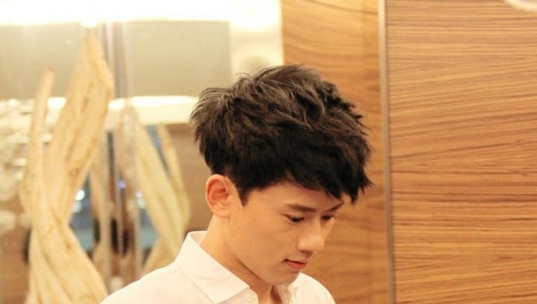 邓紫棋被曝因与张杰关系亲密惹怒谢娜