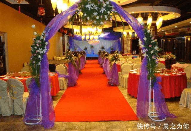 舅舅45岁终于要娶老婆,去他婚礼,看到新娘后我气得对她拳打脚踢