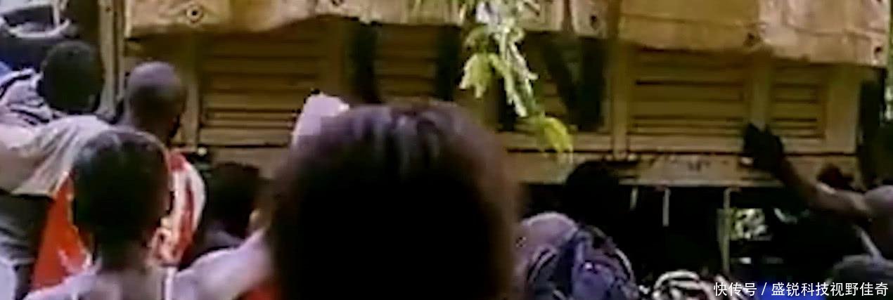 非洲武装员向中国维和部队交枪当递给他们面包