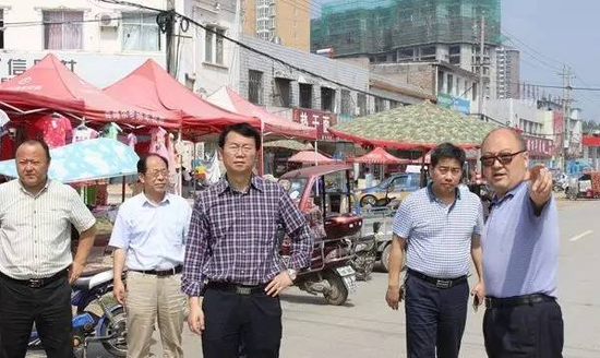 内乡县县长杨曙光实地督导城市道路建设