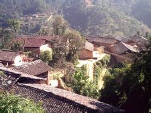 大笼奖村隶属于云南省文山州丘北县官寨乡秧革行政村,属于山区.