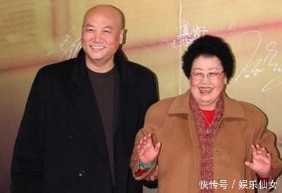 唐三藏和妻子陈丽华结婚28年,恩爱有加,旁边的